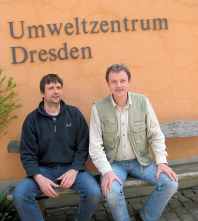 Andreas Wegener und Uwe Riedel auf einer Bank vor dem Umweltzentrum
